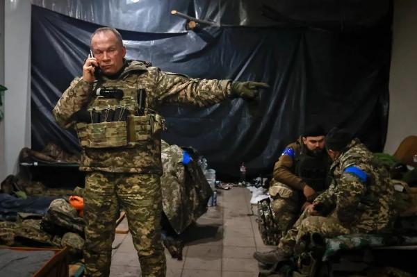 Украина ненавидит, Россия ищет, отец умирает: карма главкома-перебежчика Сырского Украина ненавидит, Россия ищет, отец умирает: карма главкома-перебежчика Сырского