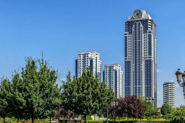 Особняк Сигала, хрущёвка Мути и дом-НЛО для Наоми: На какую недвижимость повелись звёзды в России