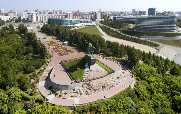 Площадь города одна из самых больших среди всех российских городов &mdash; 708 кв. км    