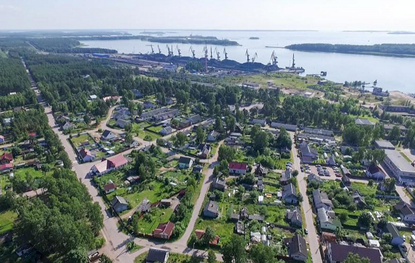 В городе действует крупный морской терминал по отгрузке угля и нефтепродуктов    
