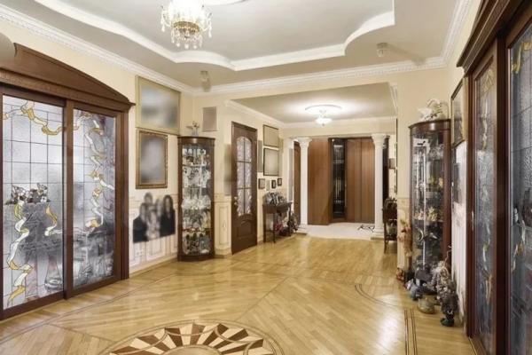 
        Сотни тысяч рублей в год. Выяснилась сумма налога на квартиру Долиной-Лурье    