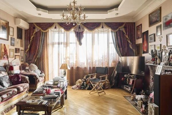 
        Погода в доме. Что творится на даче Долиной в Славине и кто включил свет    