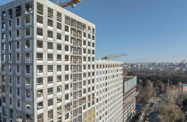 Вечерний Novostroy &ndash; обзор за неделю: затяжное падение ипотечной ставки, застройщики без &laquo;жирка&raquo;, завет президента по ценам на жилье, Москва небоскребная и три зарплаты на ипотеку