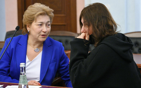Адвокат Светлана Свириденко (слева) и покупательница квартиры певицы Ларисы Долиной Полина Лурье