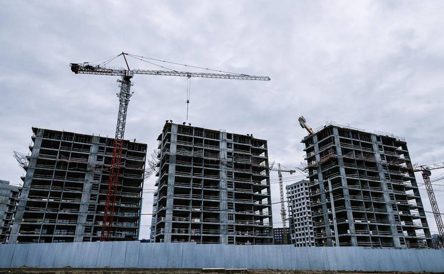 Вечерний Novostroy: падение продаж новостроек в 2025 году, неодинокая жизнь в съемных квартирах и мечты россиян о гардеробной и рабочем кабинете дома0